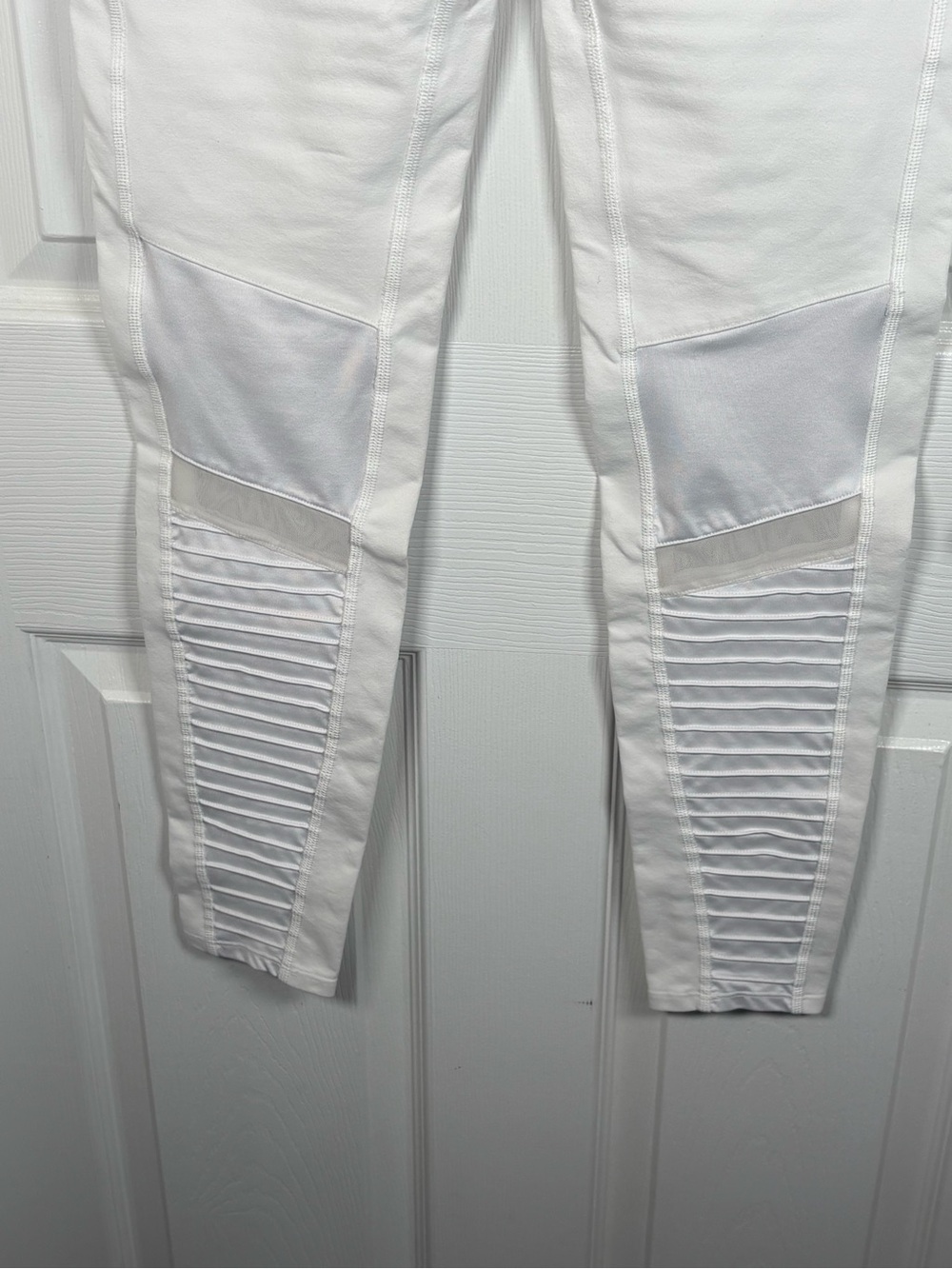 Alo Yoga Regular Rise Waist Moto
Leggings White size Large A175 - Picture 9 of 14